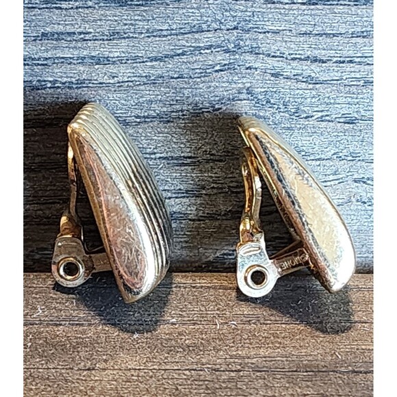 Vintage MONET Ribbed Trapezoid Shape Gold Tone Clip on Earrings Signed - Picture 3 of 8